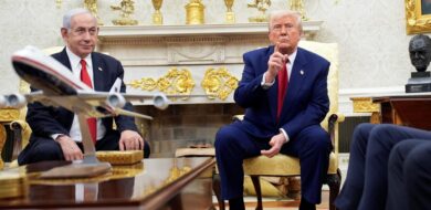 Donald Trump zeigt Benjamin Netanjahu im Oval Office, wo der Hammer hängt.