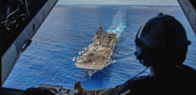 Die USS Boxer, hier 2024 vor den Philippinen, soll mit der 11th Marine Expeditionary Unit nun ebenfalls in den Nahen Osten verlegen.