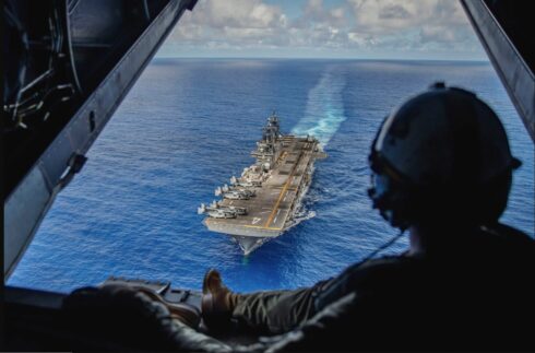 Die USS Boxer, hier 2024 vor den Philippinen, soll mit der 11th Marine Expeditionary Unit nun ebenfalls in den Nahen Osten verlegen.