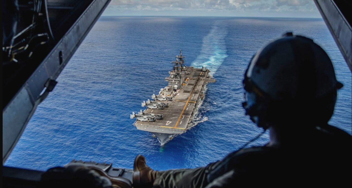 Die USS Boxer, hier 2024 vor den Philippinen, soll mit der 11th Marine Expeditionary Unit nun ebenfalls in den Nahen Osten verlegen.