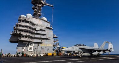 Der Flugzeugträger USS Gerald R. Ford, hier bei Flugoperationen am 6. März, läuft nach einem Feuer an Bord einen NATO-Hafen auf Kreta an und fällt für den Iran-Konflikt vorerst aus.