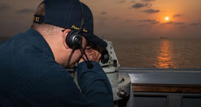 Lösungssuche: Ein Besatzungsmitglied des Lenkwaffenzerstörers USS Pinckney beobachtet ein Handelsschiff bei den amerikanischen Blockadeoperationen im Irankrieg.