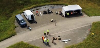 Mitarbeiter bei der Nachweisführung auf dem Erprobungsgelände Feilenmoos. (Foto © WTD 61)