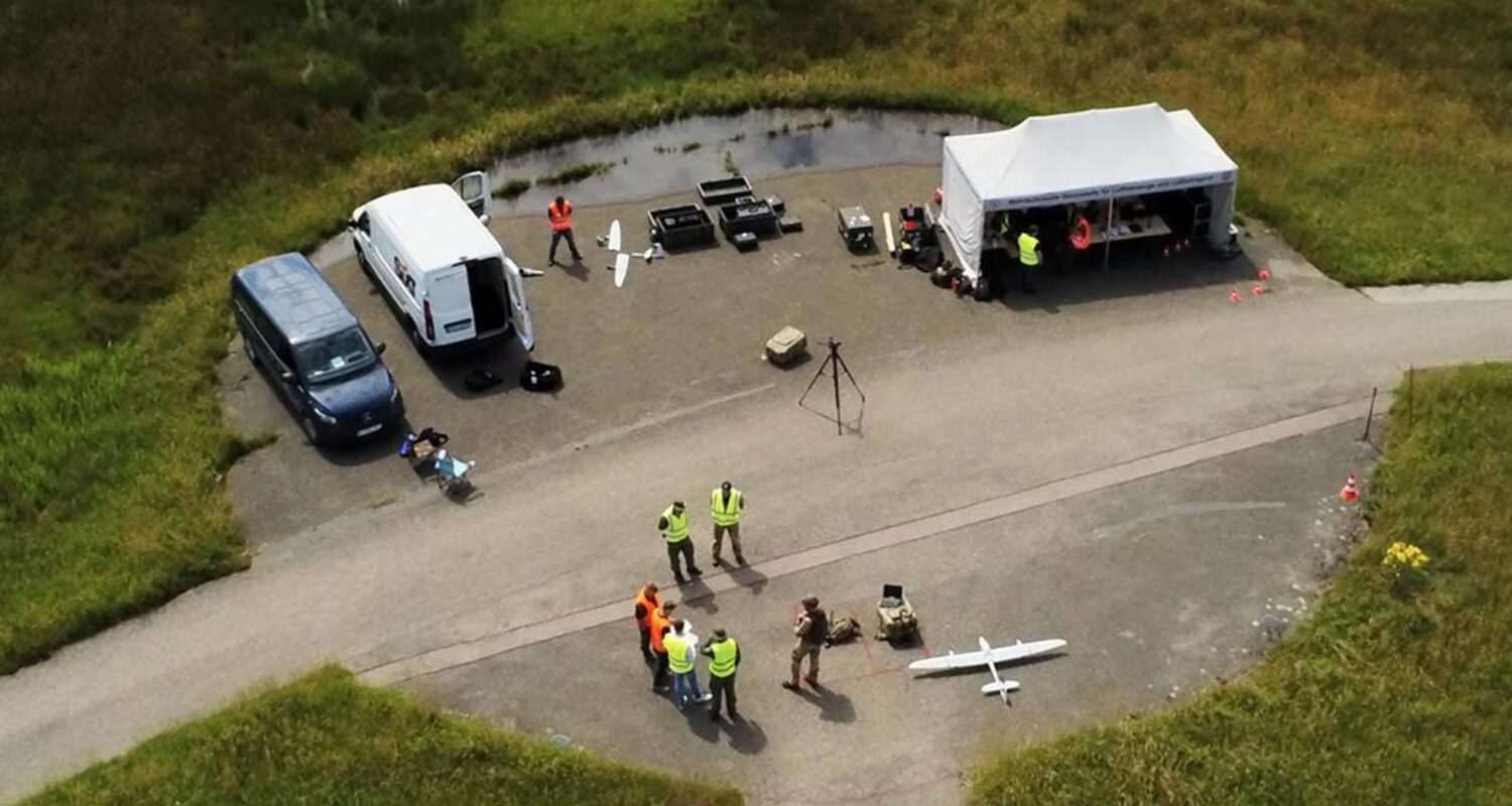 Mitarbeiter bei der Nachweisführung auf dem Erprobungsgelände Feilenmoos. (Foto © WTD 61)