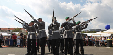 Frage der Woche: Wie tragen 850 Millionen Euro für neue Dienstanzüge zur Kriegstüchtigkeit der Bundeswehr bei?