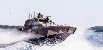 Das Mehrzweckkampfbooten des Typs Watercat M18 ist für hohe Operationsgeschwindigkeit in Küstengewässern und im küstennahen Raum ausgelegt. (© MarineAluTech)