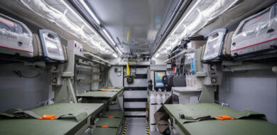 Im GVTC können zwei Sanitäter bis zu acht Patienten betreuen und deren Vitalwerte und Sauerstoffsättigung überwachen, eine Notfallversorgung durchführen oder sie über die integrierte Sauerstofferzeugungsanlage beatmen lassen. (Foto@Airbus 2023)