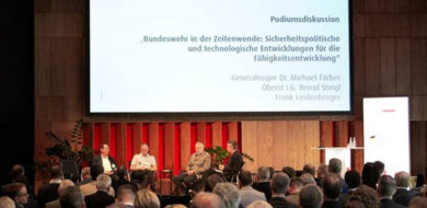 Teilnehmende der ersten Podiumsdiskussion des Tages (v.l.n.r.): Frank Leidenberger, Generalmajor Dr. Michael Färber, Oberst i.G. Bernd Stingl und Jochen Reinhardt, Chief Reputation Officer der BWI und Mitglied des Vorstands AFCEA Bonn (Quelle: BWI/Herdieckerhoff)