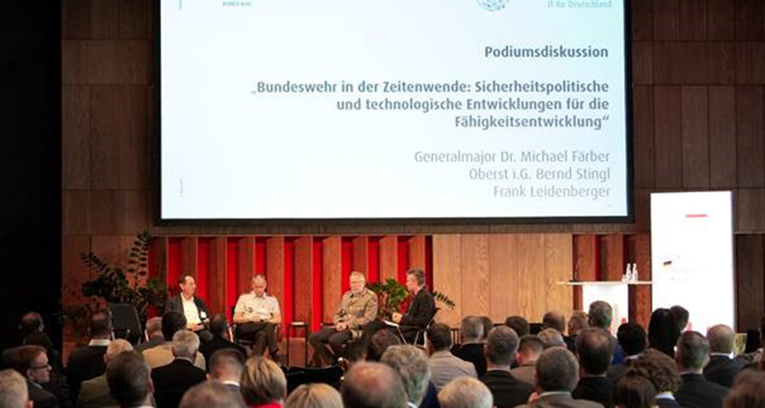 Teilnehmende der ersten Podiumsdiskussion des Tages (v.l.n.r.): Frank Leidenberger, Generalmajor Dr. Michael Färber, Oberst i.G. Bernd Stingl und Jochen Reinhardt, Chief Reputation Officer der BWI und Mitglied des Vorstands AFCEA Bonn (Quelle: BWI/Herdieckerhoff)