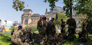 Kurze Pause auf der Wiese vor dem Reichstagsgebäude - auch hier gerne im Schatten. (Foto: DBwV/Yann Bombeke)