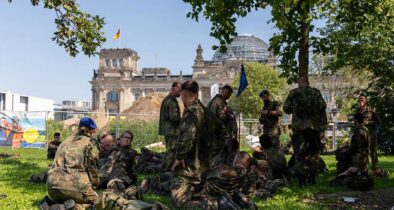Kurze Pause auf der Wiese vor dem Reichstagsgebäude - auch hier gerne im Schatten. (Foto: DBwV/Yann Bombeke)