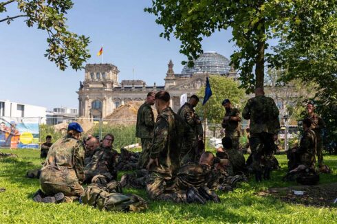 Kurze Pause auf der Wiese vor dem Reichstagsgebäude - auch hier gerne im Schatten. (Foto: DBwV/Yann Bombeke)