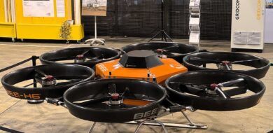 Die BEE-H6XX (Vordergrund) wird bis zu 200 Kilo transportieren können. Der Songbird (Hintergrund) kann mehr als zwei Stunden fliegen und eine Reichweite von über 100 Kilometer für sich verbuchen.