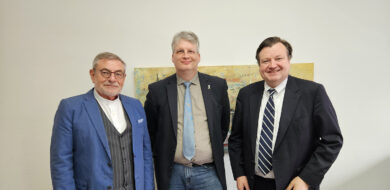 Seit heute verstärkt Stefan Axel Boes (m.) als stellvertretender Chefredakteur im Berliner Hauptstadtbüro das Team des Hardthöhenkuriers. Chefredakteur Michael Horst (l.) und Verleger Peter Tamm (r.) freuen sich über den Zugang des erfahrenen Journalisten mit langjährigem sicherheitspolitischen Hintergrund.
(Foto © HHK)