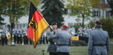 Der Generalinspekteur der Bundeswehr, General Breuer, übergibt die Truppenfahne des Heeres an den neuen Inspekteur, Generalleutnant Dr. Christian Freuding.
