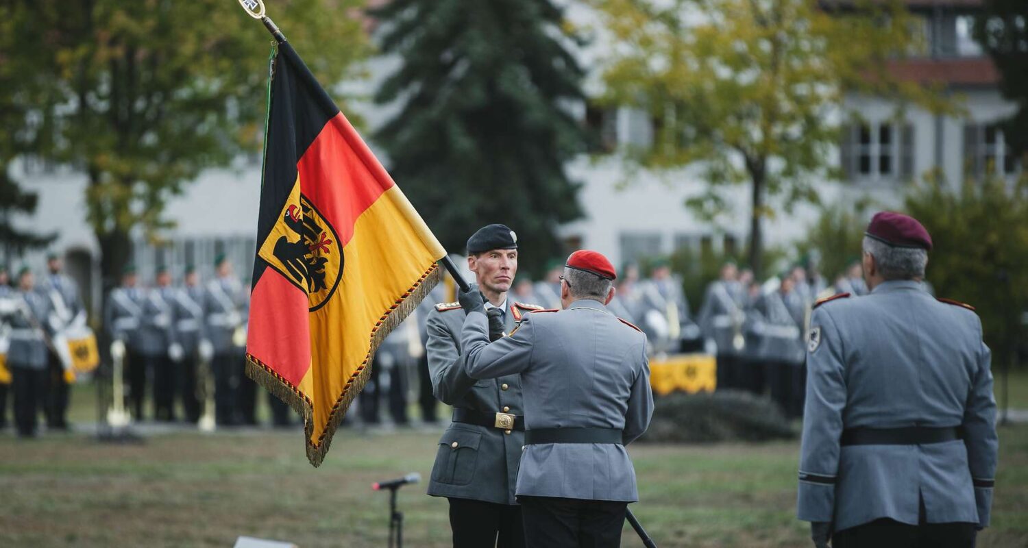 Der Generalinspekteur der Bundeswehr, General Breuer, übergibt die Truppenfahne des Heeres an den neuen Inspekteur, Generalleutnant Dr. Christian Freuding.