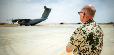 Zu sehen sind die Vorbereitungen für die militärische Evakuierungsoperation im Sudan. Die Bilder zeigen die Situation kurz vor dem Abflug der ersten zwei Maschinen.