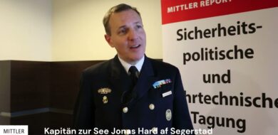 Video-Vorschaubild: KzS Jonas Hård af Segerstad, Verteidigungsattaché, Botschaft Königreichs Schweden, auf der 36. SIPO