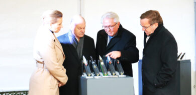 CEO Armin Papperger (2.v.re.) weist seine Gäste in die 35mm-Munition ein. (Foto: MRV/Lindhorst)