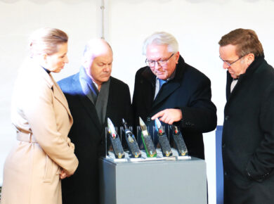CEO Armin Papperger (2.v.re.) weist seine Gäste in die 35mm-Munition ein. (Foto: MRV/Lindhorst)