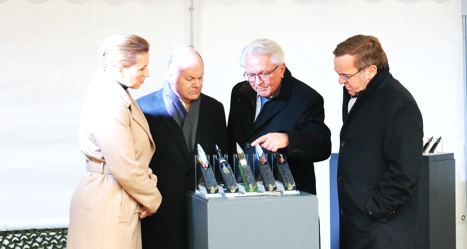 CEO Armin Papperger (2.v.re.) weist seine Gäste in die 35mm-Munition ein. (Foto: MRV/Lindhorst)