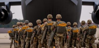 Nicht unbedingt Boten für ein Ende des Iran-Konflikts: Fallschirmjäger der 82nd Airborne Division, hier vor einer Luftlandeübung am Heimatstandort Fort Bragg im vergangenen Jahr, sollen möglicherweise nach Nahost verlegt werden.