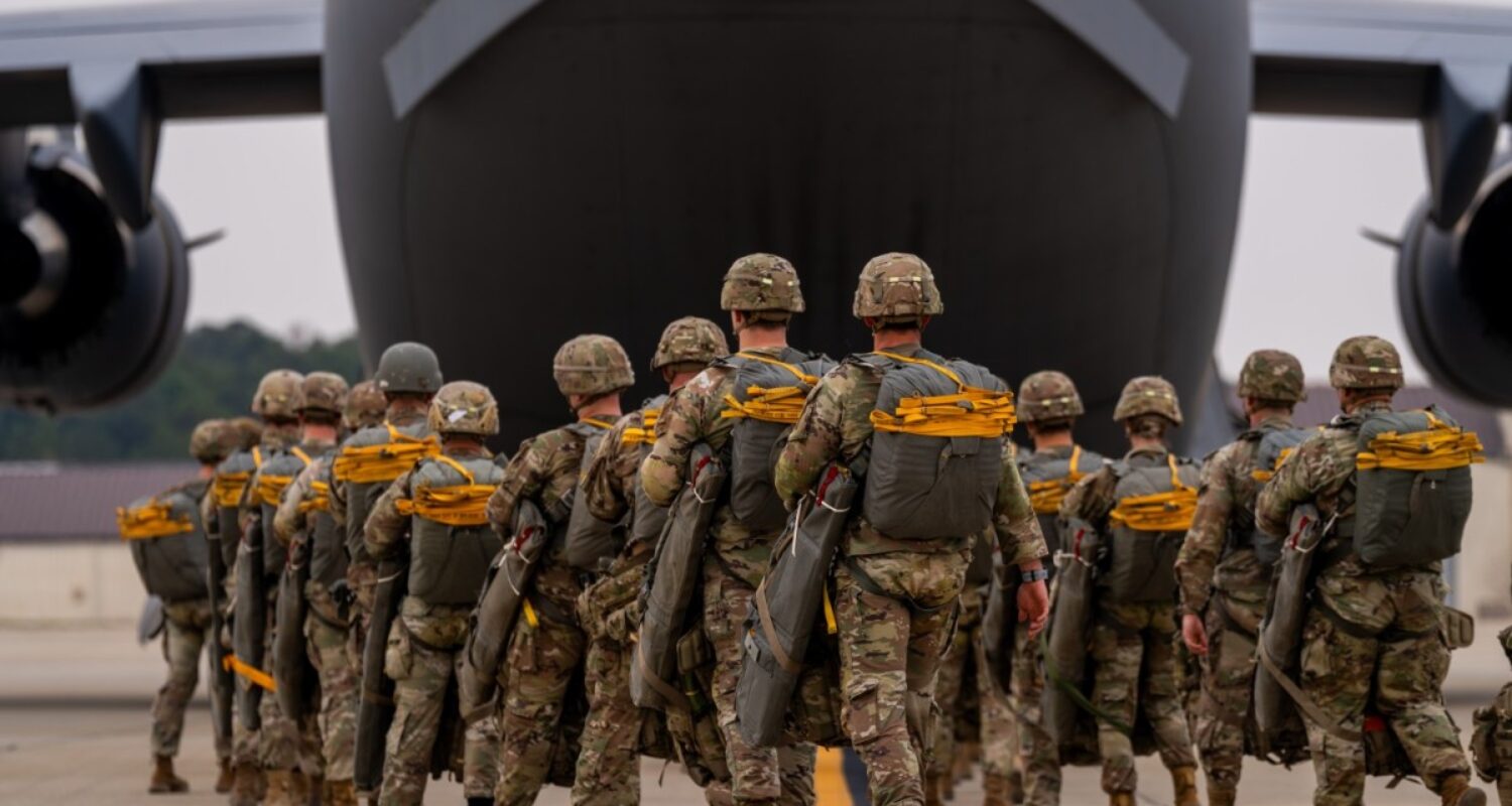 Nicht unbedingt Boten für ein Ende des Iran-Konflikts: Fallschirmjäger der 82nd Airborne Division, hier vor einer Luftlandeübung am Heimatstandort Fort Bragg im vergangenen Jahr, sollen möglicherweise nach Nahost verlegt werden.