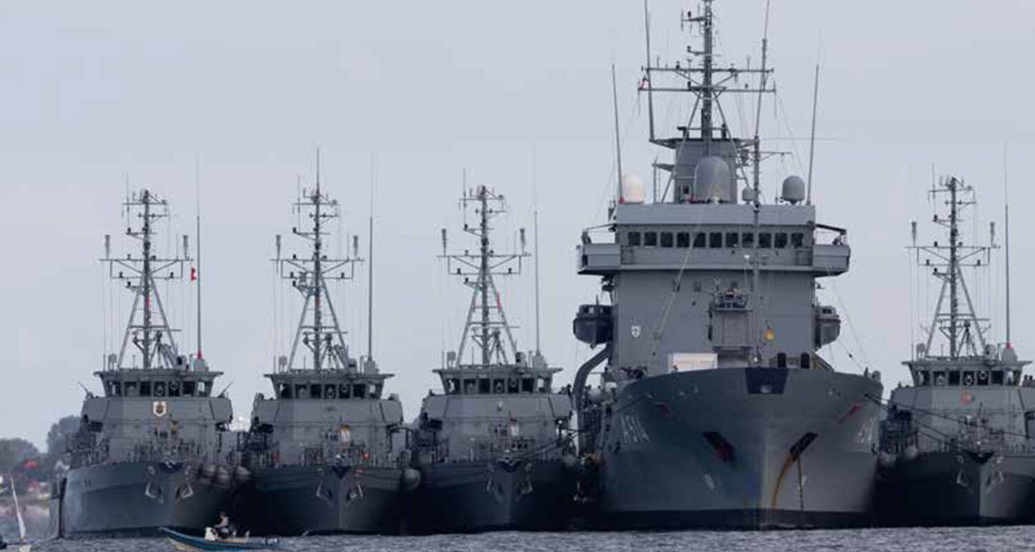 Minenjagdboote mit ihrem Tender „Werra“ vor Anker in der Ostsee  ( Foto © Bw/Marcel Kröncke)