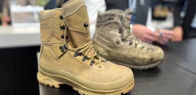 BU: ExtraGuard ist die GORE-TEX-Technologie für wasserfeste, leichte Kampfstiefel. Im Hintergrund ein Schuh nach sechsmonatigem ununterbrochenem Tragen. (Foto: Gerhard Heiming)