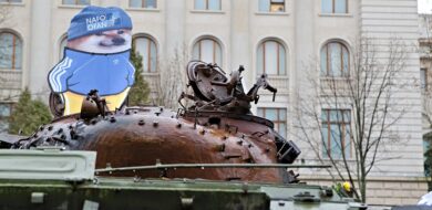 Das Maskottchen der pro-ukrainischen Troll-Bewegung NAFO auf einem zerstörten russischen Panzer in Berlin.