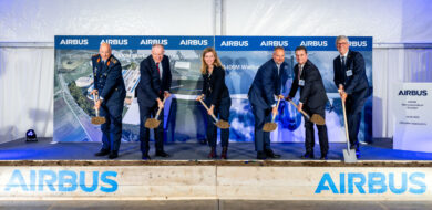 Aufgrund Dauerregens ausnahmsweise im Zelt: Offizieller Spatenstich mit dem Inspekteur Luftwaffe, GenLt Ingo Gerhartz (v.li.), dem niedersächsischen Ministerpräsidenten Stephan Weil, der Parlamentarischen Staatssekretärin Siemtje Möller, Airbus-CEO Michael Schöllhorn, Vizepräsident BAAINBw Ralph Herzog und Wunstorfs Bürgermeister Carsten Piellusch. (Foto ©Airbus)