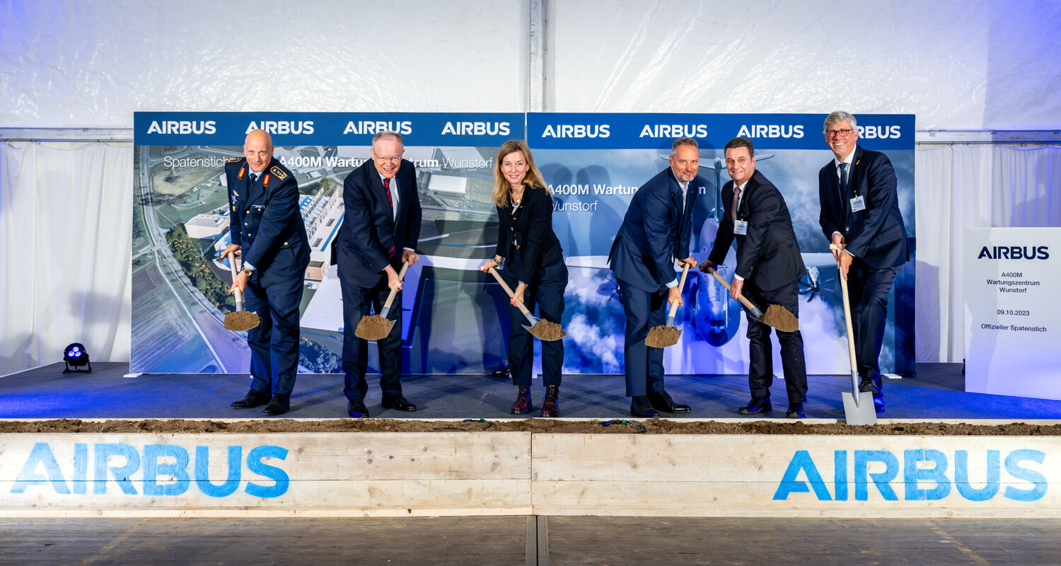 Aufgrund Dauerregens ausnahmsweise im Zelt: Offizieller Spatenstich mit dem Inspekteur Luftwaffe, GenLt Ingo Gerhartz (v.li.), dem niedersächsischen Ministerpräsidenten Stephan Weil, der Parlamentarischen Staatssekretärin Siemtje Möller, Airbus-CEO Michael Schöllhorn, Vizepräsident BAAINBw Ralph Herzog und Wunstorfs Bürgermeister Carsten Piellusch. (Foto ©Airbus)