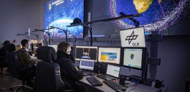Navigation, Satellitenkommunikation, Internet – für unsere heutige Informationsgesellschaft ist satellitengestützte Infrastruktur unverzichtbar. Aber auch Bereiche wie Energieversorgung, Bankenwesen oder Katastrophenschutz kommen nicht ohne Dienste aus dem Weltall aus. Sie zählen mittlerweile zur kritischen Infrastruktur und müssen geschützt werden. Diesen Schutz gewährleistet die Deutsche Raumfahrtagentur im DLR gemeinsam mit dem Weltraumkommando der Bundeswehr im Weltraumlagezentrum in Uedem. (Foto © Bw/Jennifer Heyn)