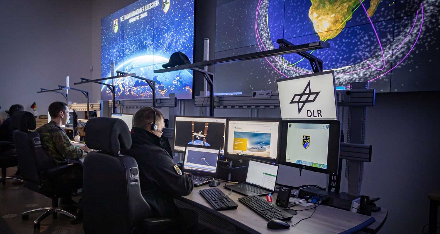 Navigation, Satellitenkommunikation, Internet – für unsere heutige Informationsgesellschaft ist satellitengestützte Infrastruktur unverzichtbar. Aber auch Bereiche wie Energieversorgung, Bankenwesen oder Katastrophenschutz kommen nicht ohne Dienste aus dem Weltall aus. Sie zählen mittlerweile zur kritischen Infrastruktur und müssen geschützt werden. Diesen Schutz gewährleistet die Deutsche Raumfahrtagentur im DLR gemeinsam mit dem Weltraumkommando der Bundeswehr im Weltraumlagezentrum in Uedem. (Foto © Bw/Jennifer Heyn)